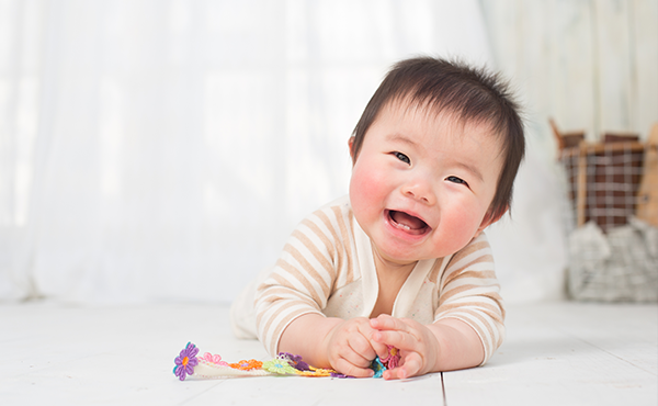 赤ちゃんの口の中にはムシバ菌はいません。この細菌はもともと人間の口の中にいるものではないのです。では一体ムシバ菌(ミュータンス菌)はいつ口の中に入ってくるのでしょうか？