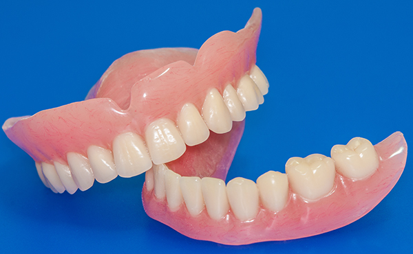 入れ歯の材質、デザインや治療技術も進歩していると思います。最近の入れ歯の特色はどんな点ですか？