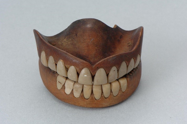 Illustration:A wooden denture in the Edo period