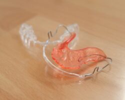 ワイヤー装置とどう違うの？　～マウスピース型矯正装置の特性とは～