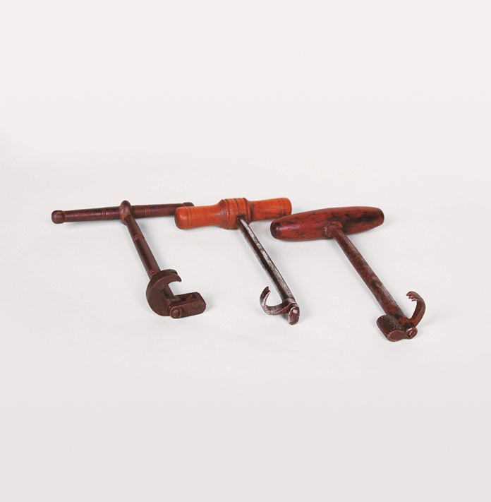 What was early Western dental extraction instrument like?